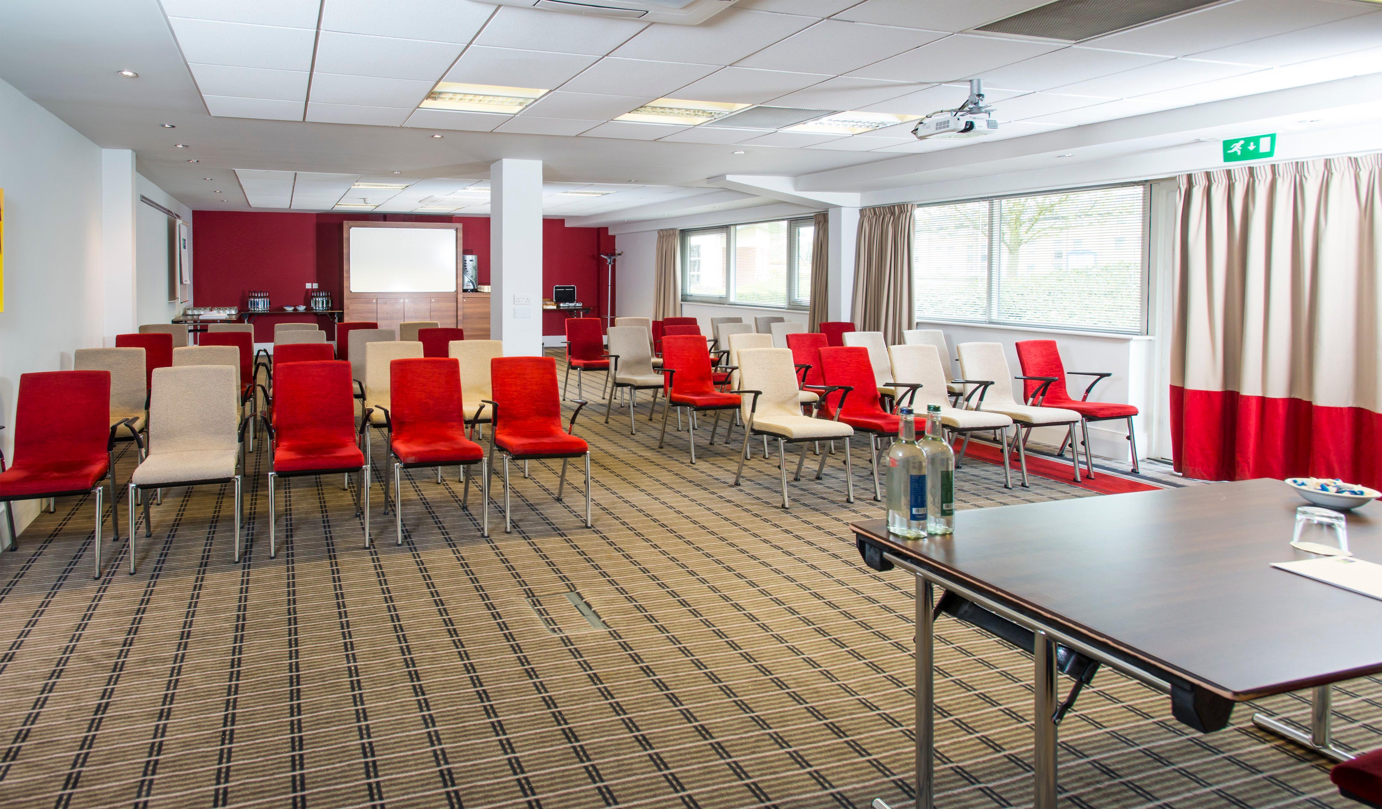 Holiday Inn Express Northampton - South By Ihg Luaran gambar